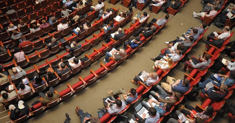 Cyclades et la fonction publique : au-delà de l'enseignement